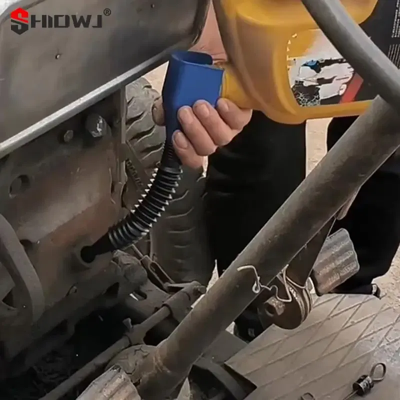 Color: RED - 1Pc Car Refueling Funnel Gasoline Foldable Engine Oil Funnel Plastic Funnel Car Motorcycle Refueling Tool Auto Accessories