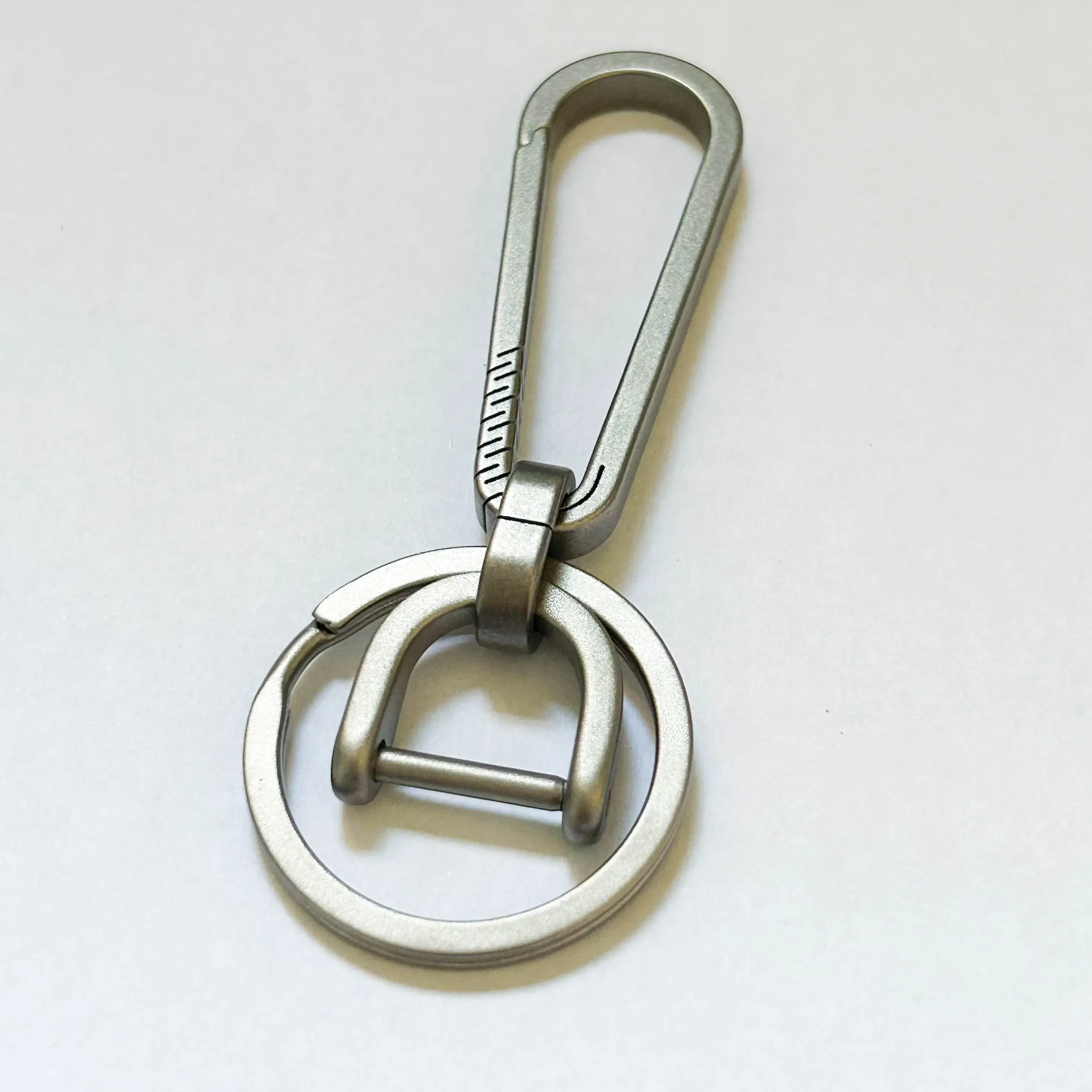 Color: green - High-End Titanium Keychain Men Car Key Chain Key Ring Ultra Lightweight EDC Carabiner Key Holder Outdoor Hiking Buckle Tool Gift