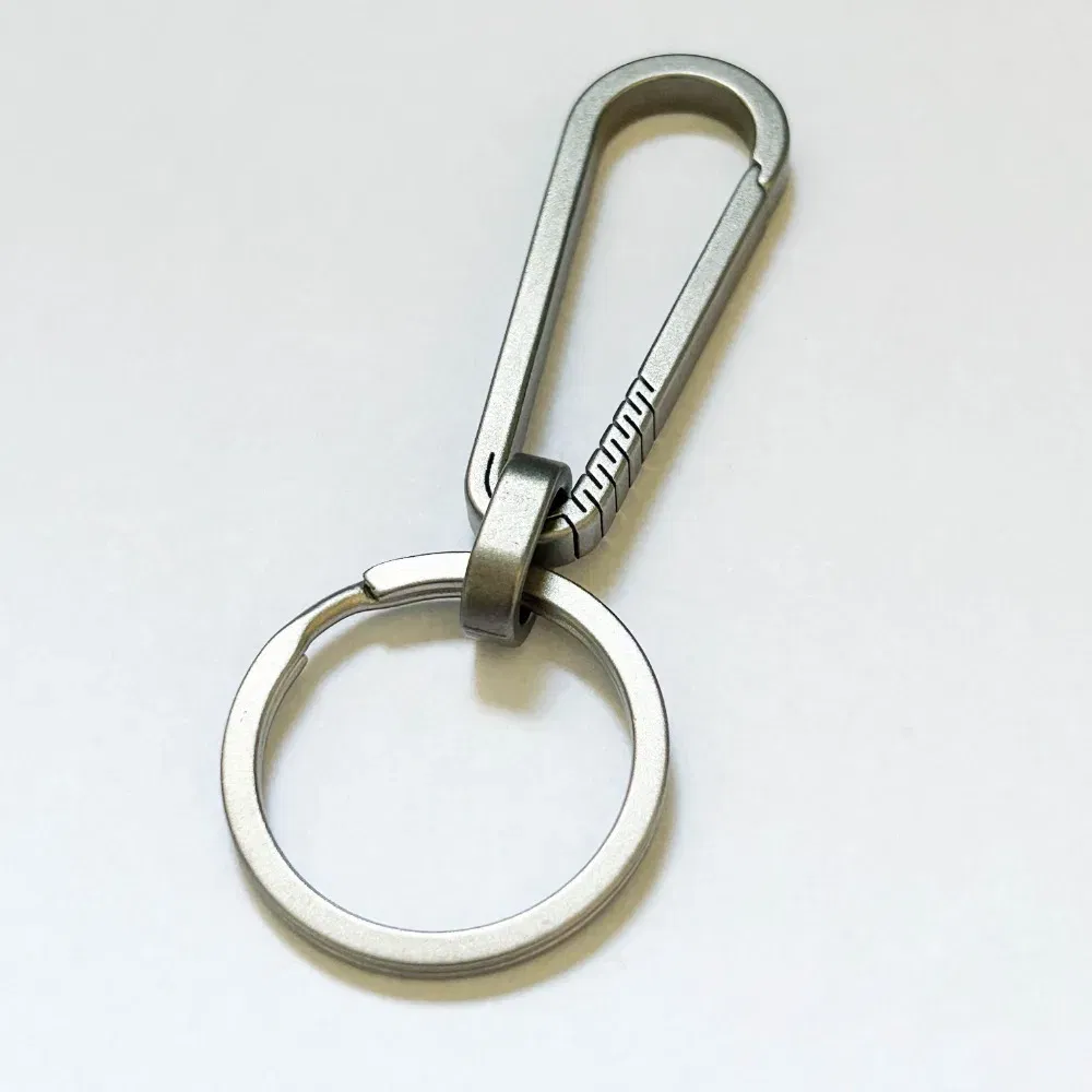 Color: green - High-End Titanium Keychain Men Car Key Chain Key Ring Ultra Lightweight EDC Carabiner Key Holder Outdoor Hiking Buckle Tool Gift