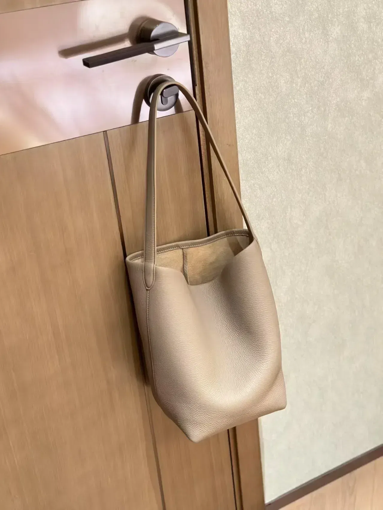 Color: Dark Grey, Size: Extra Large - High Quality Classic Water Bucket Bag Lychee Patterned Top Layer Cowhide Shoulder Bag Women's Commuting Bag Large capacity