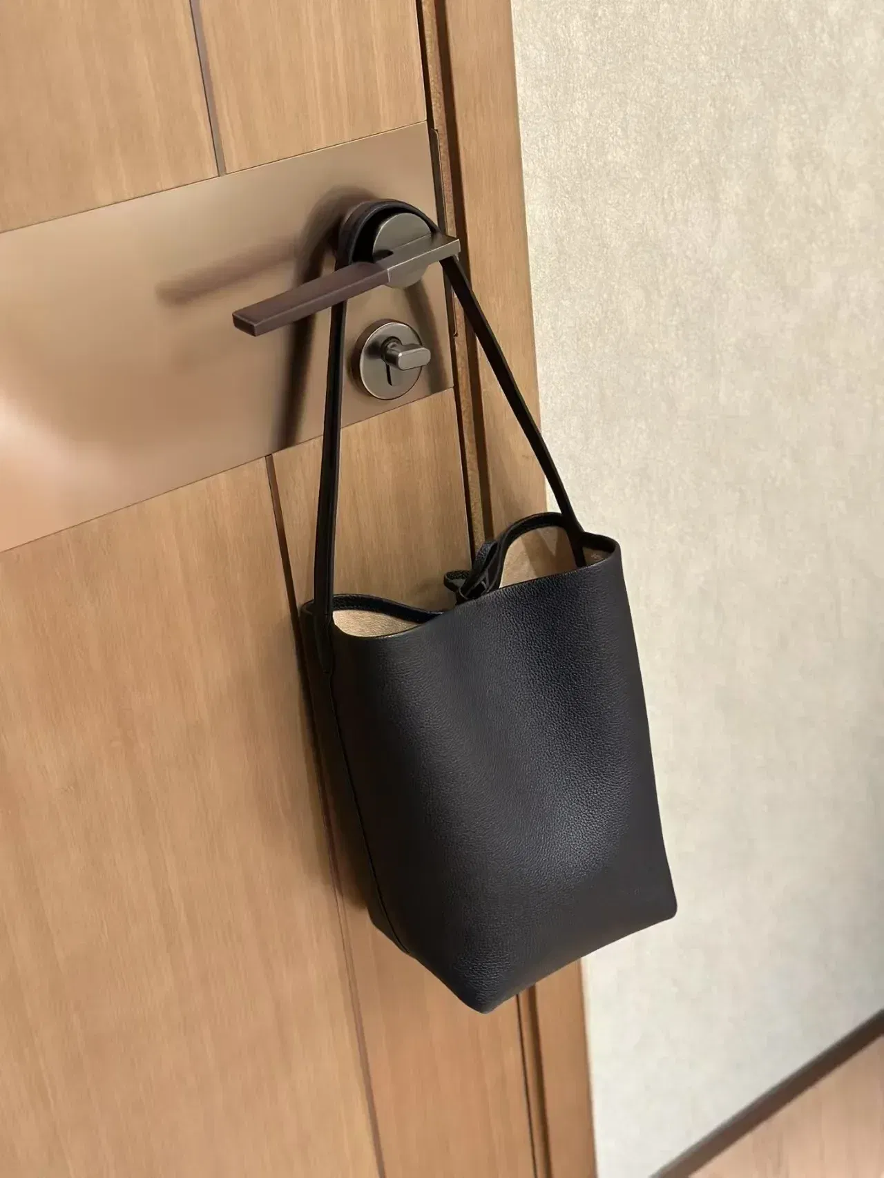 Color: Dark Grey, Size: Extra Large - High Quality Classic Water Bucket Bag Lychee Patterned Top Layer Cowhide Shoulder Bag Women's Commuting Bag Large capacity