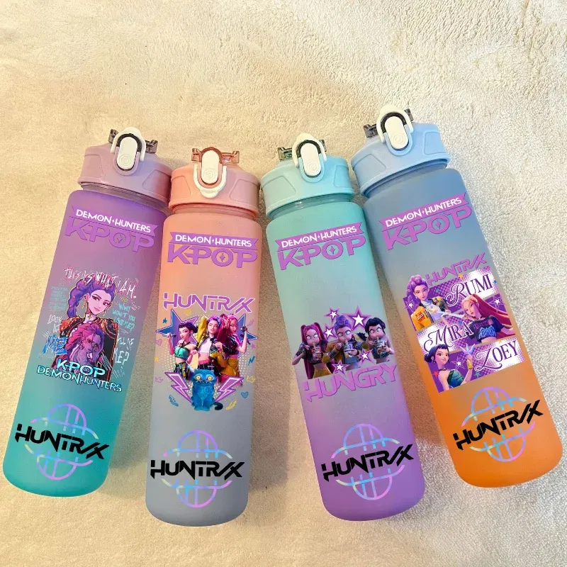 Color: Pale pinkish gray, Size: 25cm - 750ML K-pop Demon Hunters HUNTR X Rumi Mira Zoey Jinu Celine Kpop Plastic Water Cup K Pop Drinking Bottle School Huntrix Gourde