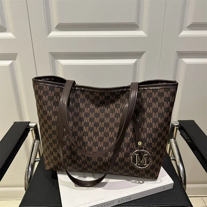 Color: black - 2025 New Large Capacity Women Bag M Check Pattern  Versatile Small Design Shoulder Tote Commuter Bag