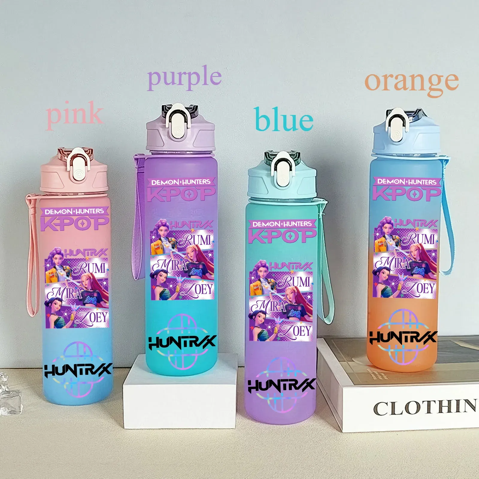 Color: Khaki, Size: 25cm - 750ML K-pop Demon Hunters HUNTR X Rumi Mira Zoey Jinu Celine Kpop Plastic Water Cup K Pop Drinking Bottle School Huntrix Gourde