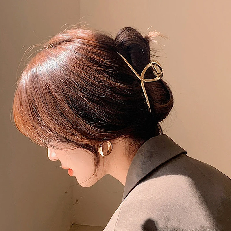 Color: Silver - Korean Style Fashion Cool Metal Hair Claws Temperament Personality Shark Clips For Women Simple Headwear Hair Accessories
